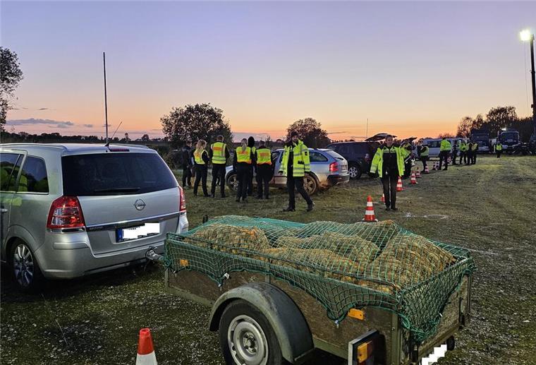 Großkontrolle am Wesertunnel: Polizei und Zoll kontrollieren rund 300 Autos Die Einsatzkräfte kontrollierten auch einen Anhänger mit rund 700kg Kartoffeln.