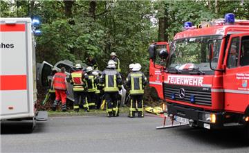 Die Einsatzkräfte kümmern sich um den verletzten Fahrer, der auf der L135 in Höhe Bramstedt von der Fahrbahn abkam.