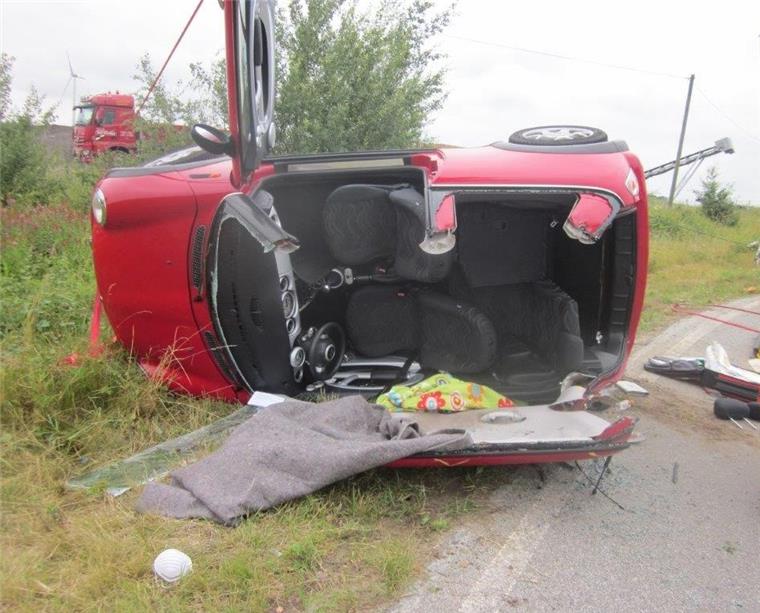 Autofahrerin kommt im Kreis Verden von der Straße ab Die Einsatzkräfte mussten das Dach des Autos abtrennen.