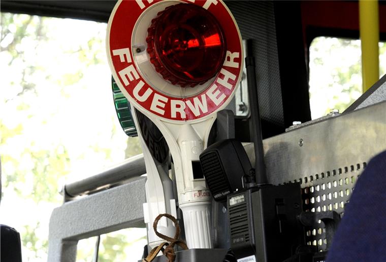 Die Einsatzkräfte mussten die A27 zwischenzeitlich sperren, da zwischen Stotel und Hagen ein Auto ausgebrannt ist.