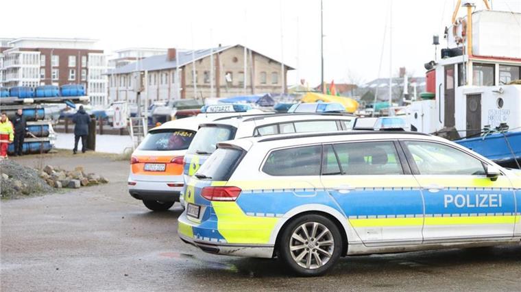 Die Einsatzkräfte sperren den Kai-Bereich ab. Doch dem Mann war nicht mehr zu helfen.