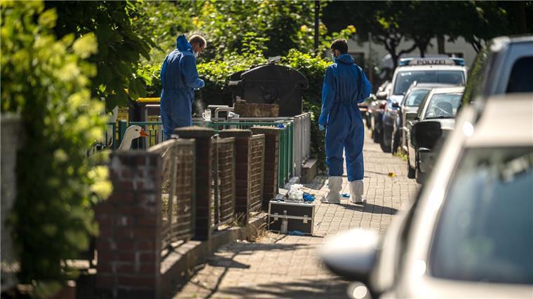 Tat im Rotlichtmilieu? Haftbefehle nach Messerstecherei Die Einsatzkräfte untersuchen den Tatort nach Spuren der Auseinandersetzung.
