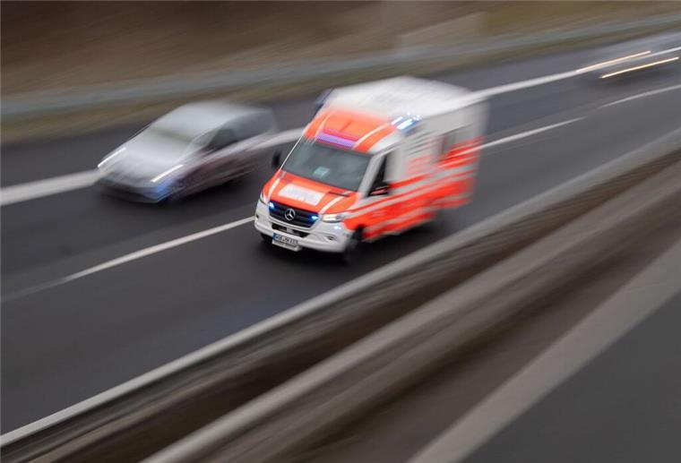 Vollsperrung: Autofahrer verstirbt auf A 27 Ein Rettungswagen fährt über eine Autobahn.