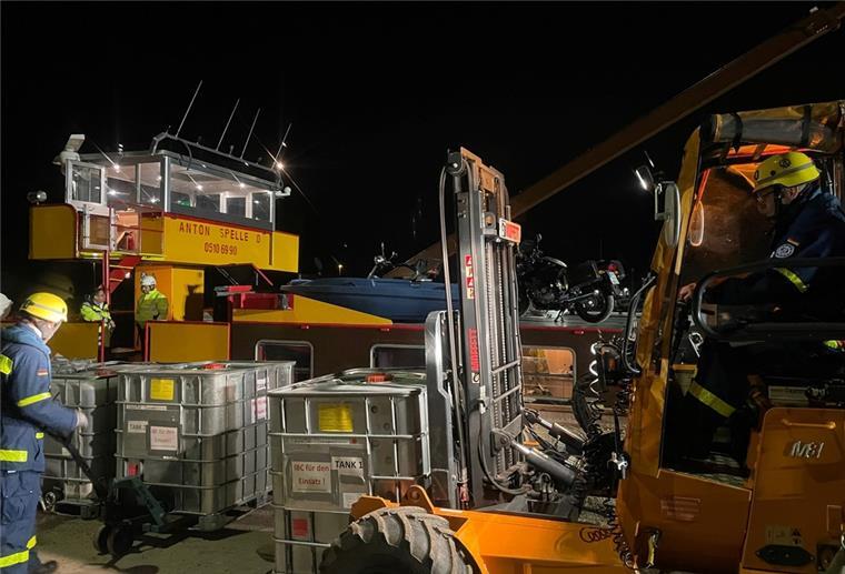 Bremerhaven: Schiffsunfall im Luneorthafen - Öl läuft ins Wasser Einsatzmaßnahmen der Feuerwehr Bremerhaven