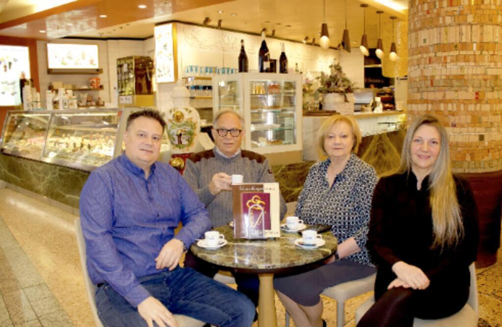 Familie sitzt in einem Eiscafé.