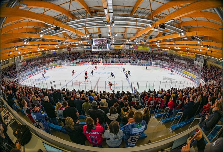 Zuschauer beim Eishockey in der Eisarena Bremerhaven