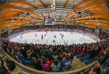 Zuschauer beim Eishockey in der Eisarena Bremerhaven