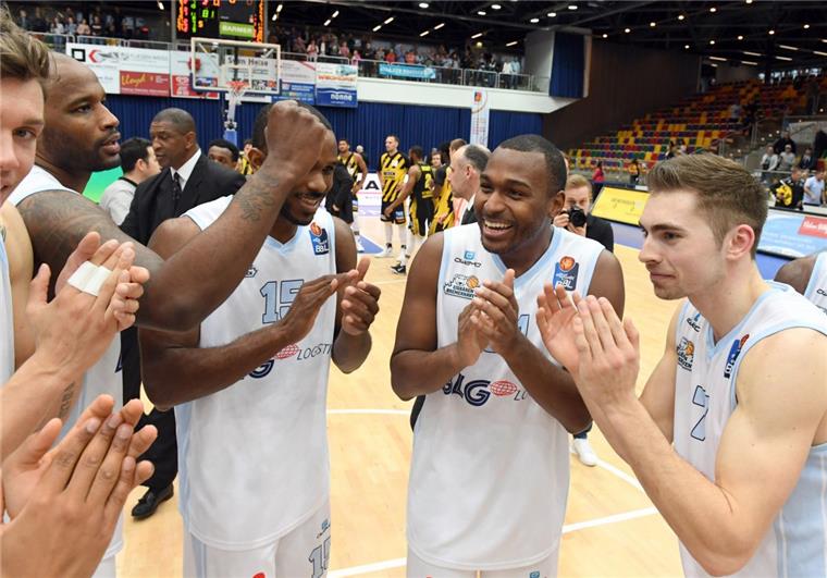 Die Eisbären Bremerhaven jubeln nach dem Sieg gegen Ludwigsburg.