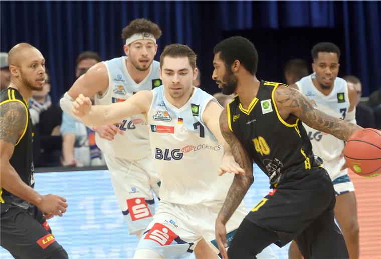 Eisbären: Zwischen Trauer, Hoffnung und Herausforderung Die Eisbären Bremerhaven um Kapitän Adrian Breitlauch hat von der 2. Basketball-Bundesliga das sportliche Aufstiegsrecht erhalten.