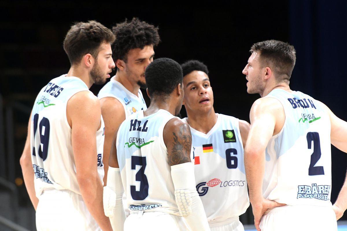 Die Eisbären Bremerhaven um Sid-Marlon Theis (v. L.), Moses Pölking, Casey Hill und Anthony Canty feiern auch ohne Scharfschütze Joshua Braun einen Sieg gegen Uni Baskets Paderborn.
