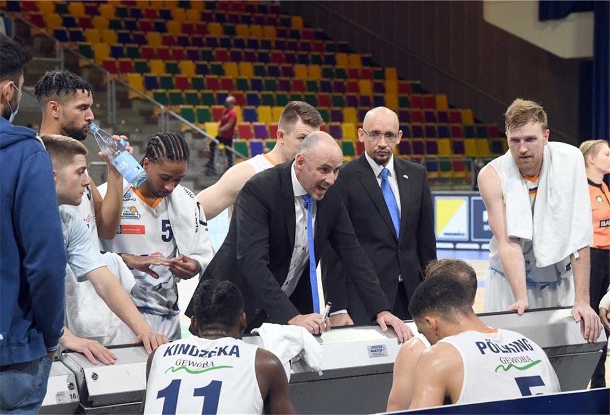 Eisbären-Spiel fällt wegen Corona aus Die Eisbären Bremerhaven um Trainer Michael Mai haben am Wochenende spielfrei.