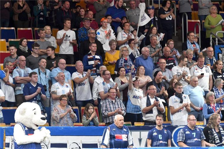 Eisbären Bremerhaven sind endlich wieder zurück in ihrem Revier Die Eisbären-Fans mussten lange auf Auftritte ihrer Lieblinge in der Stadthalle verzichten. Doch am Sonnabend ist es wieder soweit - die Uni Baskets Paderborn kommen zum Gastspiel.
