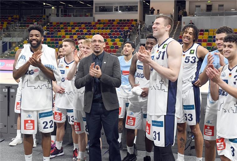 Die Eisbären treffen in den Playoffs auf Tübingen Die Eisbären haben Klarheit, gegen wen es im Playoff-Viertelfinale gehen wird. Am Gründonnerstag startet die Serie bei den Tigers Tübingen, die am Ostersonntag in Bremerhaven fortgesetzt wird.