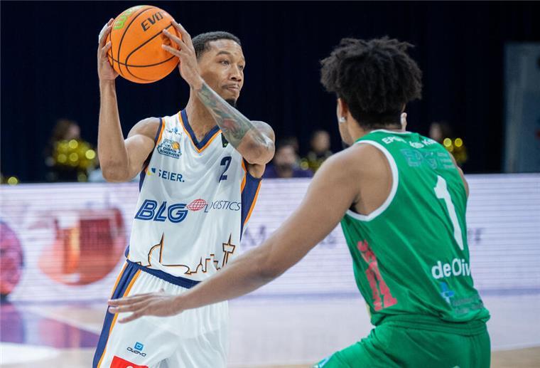 Das war zu wenig, Eisbären Bremerhaven - Pleite gegen Koblenz Die Eisbären - hier mit Rayshawn Simmons - gehen leer aus.