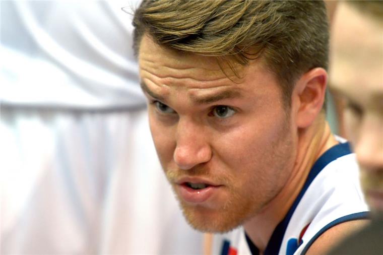 Die Eisbären können sich freuen. Spielmacher Jordan Hulls hat seinen Vertrag in Bremerhaven um ein Jahr verlängert. Foto Scheer