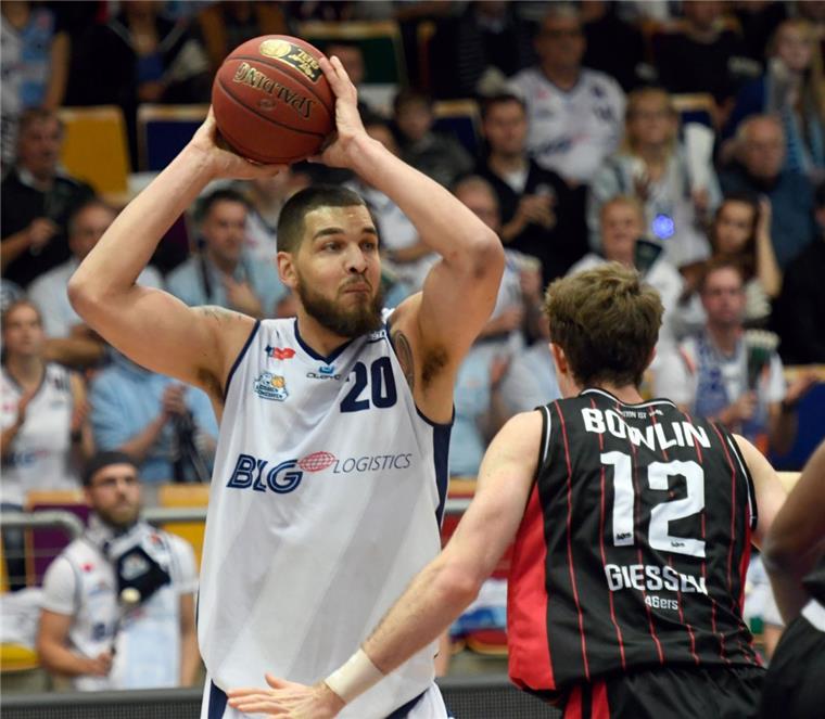 Die Eisbären mussten gegen Bayreuth die vierte Niederlage in Folge hinnehmen. Waverly Austin (links) und Co. überzeugten aber kämpferisch. 