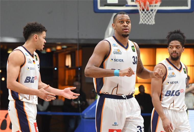 Phoenix Hagen ist am Ende für die Eisbären Bremerhaven zu stark Die Eisbären-Profis (von links) Jarelle Reischel, Nick Hornsby und Aaron Cook hatten nach dem Spiel bei Phoenix Hagen einiges zu diskutieren.