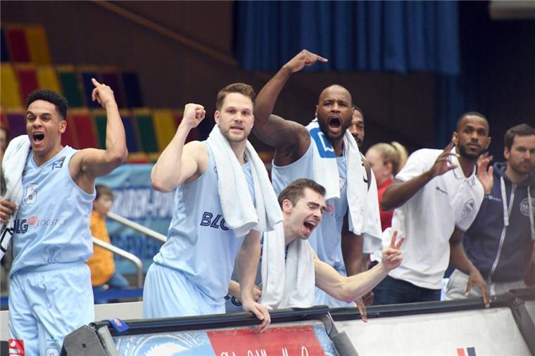 Eisbären wollen gegen Bonn den nächsten Heimsieg landen Die Eisbären-Profis wollen heute wieder jubeln. Im Kampf um den Klassenerhalt waren die Heimsiege gegen Jena und Bayreuth lebenswichtig. Heute soll gegen Bonn nachgelegt werden.