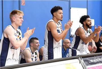 Die Eisbären-Spieler Mitja Kruhl, Robert Oehle,  Jarelle Reischel und Carrington Love feuern ihre Mannschaft an.