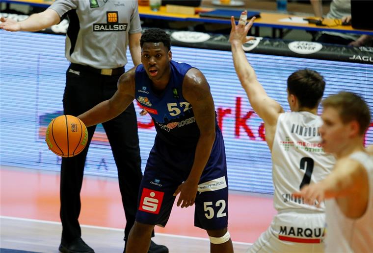 Eisbären-Rumpfkader verliert beim Spitzenreiter Die Eisbären um Armani Moore (am Ball) zeigten eine starke Partie in Jena, doch am Ende ging ihnen die Puste aus.