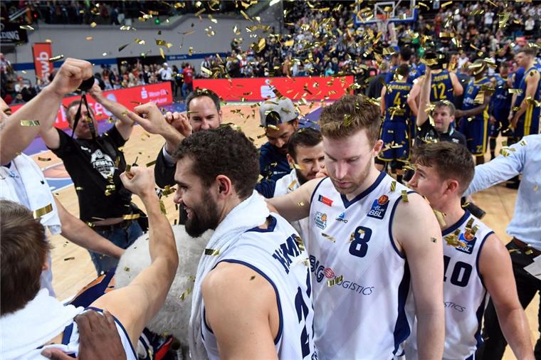 Die Eisbären wollen auch heute wieder nach Spielschluss gemeinsam jubeln. Mit den Gießen 46ers ist ein Playoff-Kandidat zu Gast in der Stadthalle. Foto Scheer