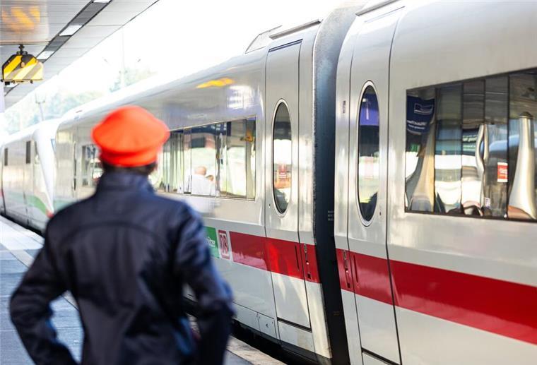 Drohen Streiks? Bahn-Gewerkschaft will deutliches Lohnplus Die Eisenbahn- und Verkehrsgewerkschaft EVG fordert erhebliche Lohnsteigerungen.