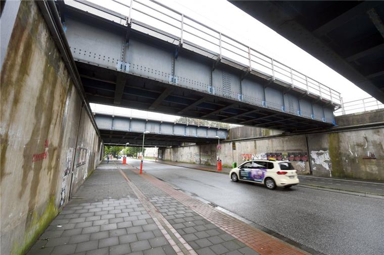Bremerhavens Eisenbahnbrücken sind marode Die Eisenbahnbrücke über der Bismarckstraße ist nicht mehr sanierungsfähig, sagt der Bund. Die Bahn will aber nur sanieren.