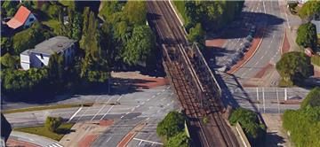 Die Eisenbahnbrücke über der Cherbourger Straße ist über 100 Jahre alt. 2019 soll eine neue Brücke hier eingebaut werden.