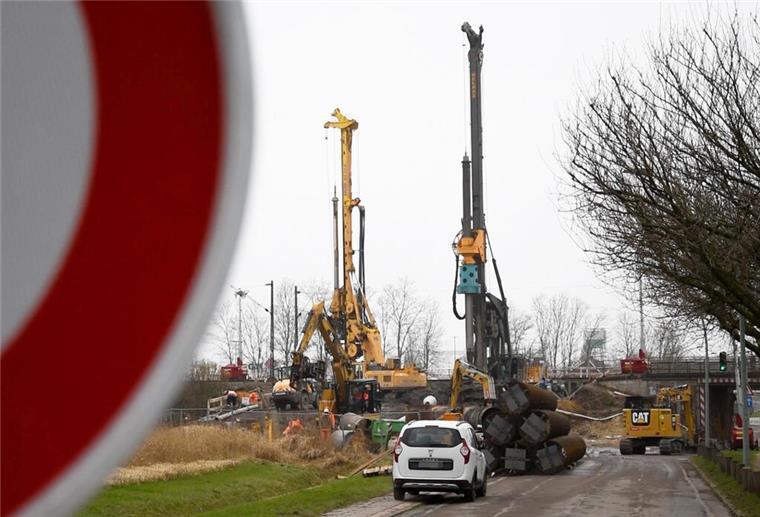 Die Eisenbahnbrücke über der Straße „Zur Hexenbrücke“ wird neu gebaut. Ein 56 Jahre alter Mann starb an den Folgen eines Arbeitsunfalls.
