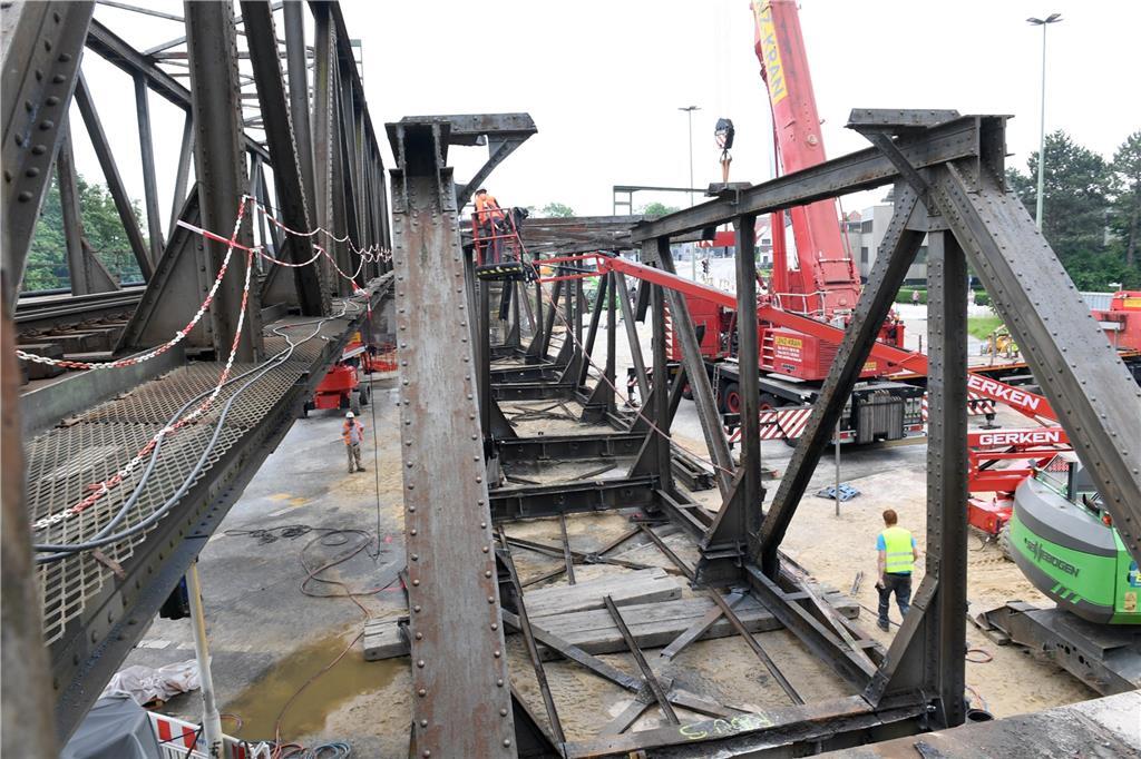 Die Eisenbahnbrücke wird demontiert.