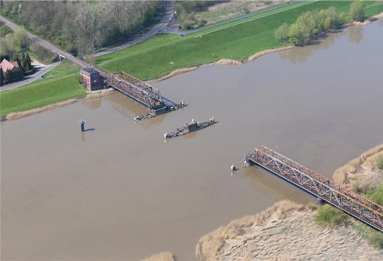 Streit um Brücke über die Ems Die Eisenbahnklappbrücke bei Weener, die auch für den Fernverkehr in die Niederlande wichtig ist, war 2015 von einem Frachtschiff gerammt worden.