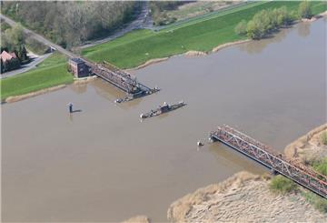 Die Eisenbahnklappbrücke bei Weener, die auch für den Fernverkehr in die Niederlande wichtig ist, war 2015 von einem Frachtschiff gerammt worden.