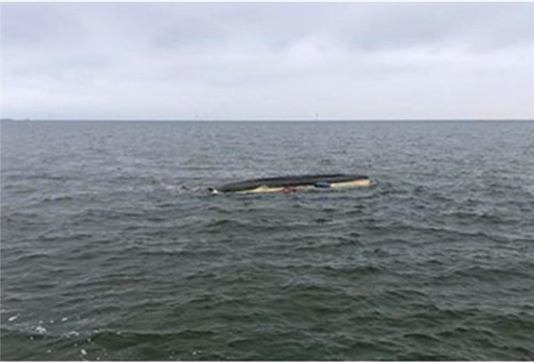 Wrack der „Ela“ geborgen Die „Ela“ wurde kieloben im Wattenmeer entdeckt. Die beiden Segler kamen ums Leben.
