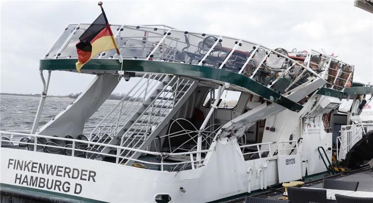 Containerschiff prallt bei Hamburg gegen Fähre Die Elbfähre "Finkenwerder" liegt stark beschädigt am Anleger Blankenese.