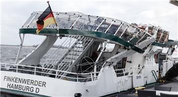 Die Elbfähre "Finkenwerder" liegt stark beschädigt am Anleger Blankenese.
