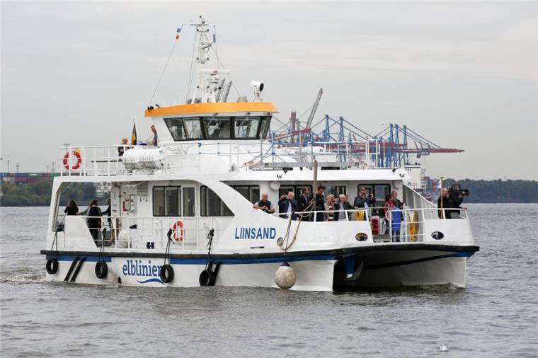 Die Elbfähre "Liinsand" fährt im Hamburger Hafen. Ein neuer Fährdienst auf der Elbe hat am Montag, seinen Betrieb aufgenommen. 