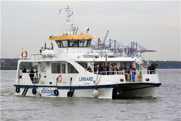 Die Elbfähre "Liinsand" fährt im Hamburger Hafen. Ein neuer Fährdienst auf der Elbe hat am Montag, seinen Betrieb aufgenommen. 