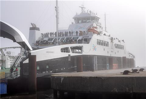 Die neue Fähre «Greenferry I» liegt im Hafen. Erstmals seit 2017 wird wieder eine Fähre zwischen Cuxhaven und Brunsbüttel pendeln. 