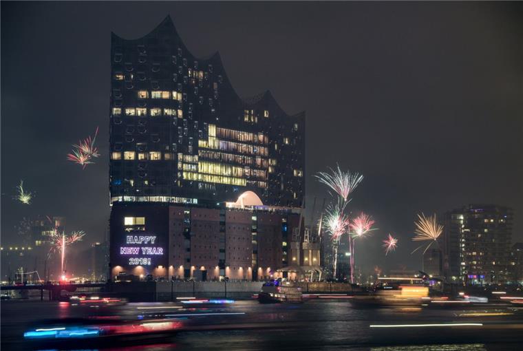 Kurioser Neujahrsgruß: Fensterputzer musizieren an der Elbphilharmonie Die Elbphilharmonie im Schein der Silvesterraketen.