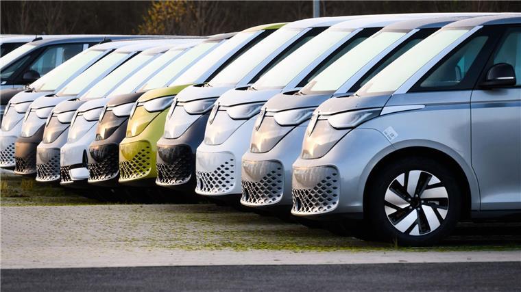 Ministerpräsident Lies: E-Autos für alle attraktiver machen „Die elektrische Plattform steht“, sagt Ministerpräsident Lies über den kriselnden Autokonzern Volkswagen. (Archivbild)
