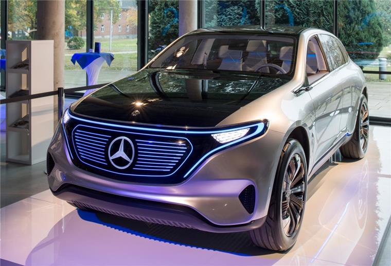 Entscheidung für Bremer Werk: Mercedes baut Elektroautos Die Elektro-Fahrzeugstudie EQ von Mercedes-Benz: Der Konzern will seine Elektroautos im Werk Bremen bauen, kündigte Daimler Chef Dieter Zetsche am Donnerstag an.