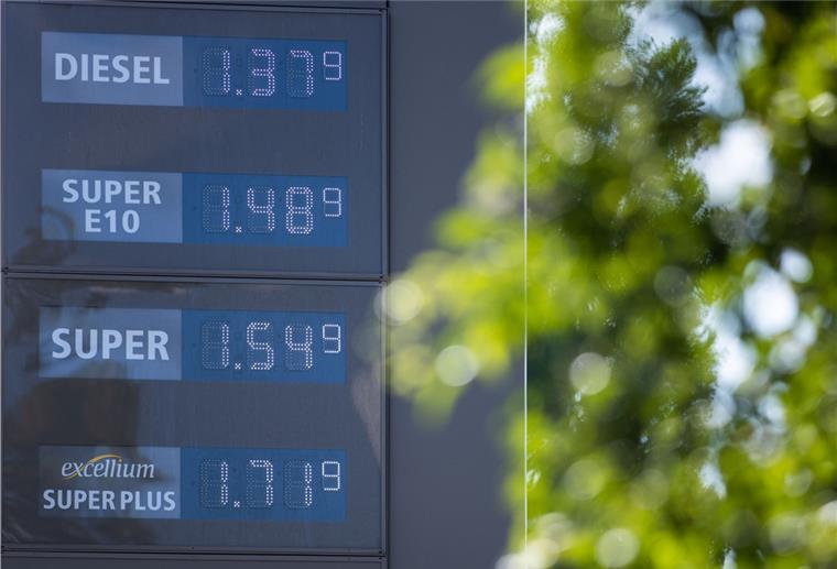 Leben in Deutschland um 3,8 Prozent teurer Die elektronische Anzeigetafel für die Literpreise der verschiedenen Kraftstoffe vor einer Tankstelle. Nicht nur der Sprit wird teurer.