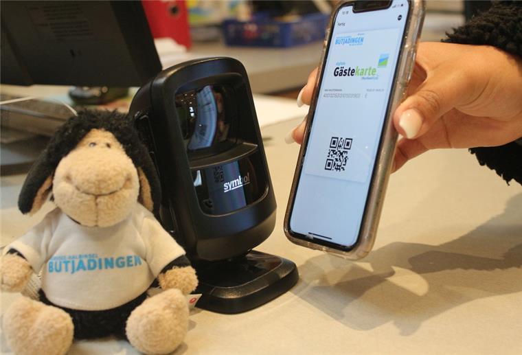 In Butjadingen hat die digitale Zukunft des Tourismus begonnen Die elektronische Gästekarte, die man sich aufs Smartphone laden kann, bietet gegenüber der analogen Pappkarte viele Vorteile.
