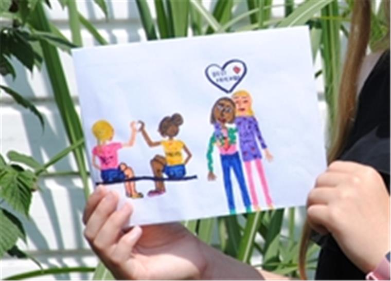 „Rassismus ist total doof “ Die elfjährige Sophie findet es ungerecht, wenn Menschen aufgrund ihres Aussehens ausgegrenzt werden. Sie hat ein Bild gemalt, es zeigt zwei Freundinnen mit unterschiedlichen Hautfarben.