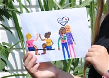 Die elfjährige Sophie findet es ungerecht, wenn Menschen aufgrund ihres Aussehens ausgegrenzt werden. Sie hat ein Bild gemalt, es zeigt zwei Freundinnen mit unterschiedlichen Hautfarben.