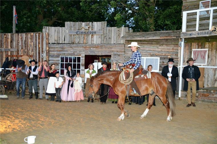 Die Elmtown Drifters haben wieder die Cowboyhüte ausgepackt. Zum Westernfestival vor der hölzernen Kulisse von Elmtown City gab es knackige Dialoge und ein paar Vierbeiner beim unterhaltsamen Westerntheaterspiel.