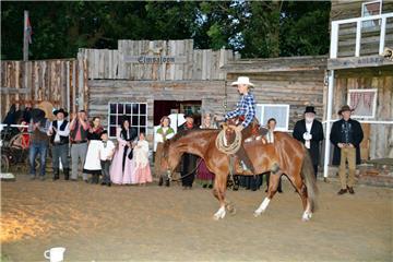 Die Elmtown Drifters haben wieder die Cowboyhüte ausgepackt. Zum Westernfestival vor der hölzernen Kulisse von Elmtown City gab es knackige Dialoge und ein paar Vierbeiner beim unterhaltsamen Westerntheaterspiel.