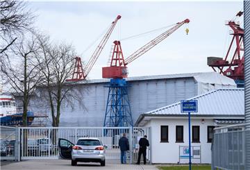 Niedersachsen, Elsfleth: Ein Auto steht vor dem Tor der Elsflether Werft