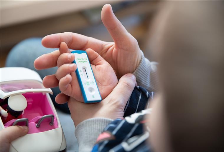 Bremen führt Schnelltest-Pflicht in Kitas ein Die Eltern dürfen zu Hause testen: Verbindliche Überprüfungen sollen die Kitas in Bremerhaven noch sicherer machen. Foto: dpa