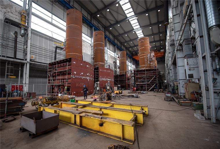 Emder Werft Fosen Yard meldet Insolvenz an In einer Halle der Werft Fosen Yard Emden wird an Bauteilen für Lachsfarmen gearbeitet.
